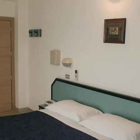 卡拉维拉酒店 2*